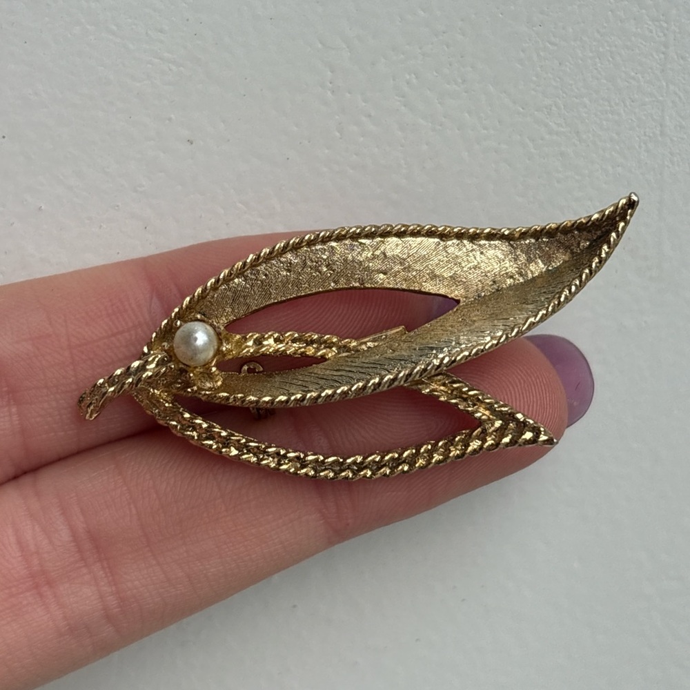 Vintage Gold Textured Leaf Brooch Pin with Pearl Accent